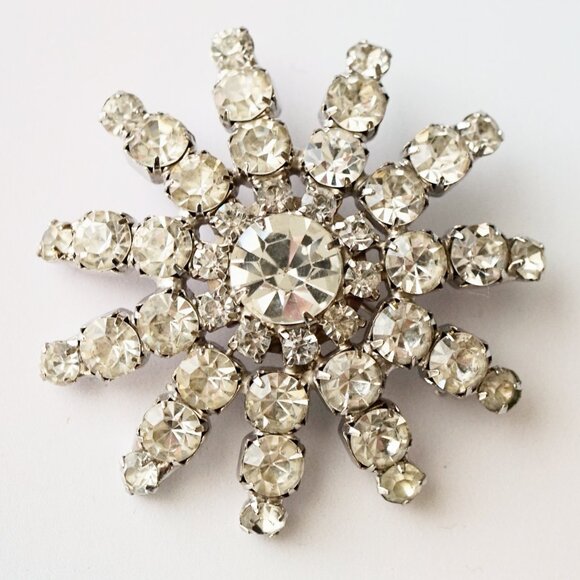 1950s Vintage Starburst Brooch – Clear Crystal & Silver Tone Sunburst (2") - Picture 2 of 4